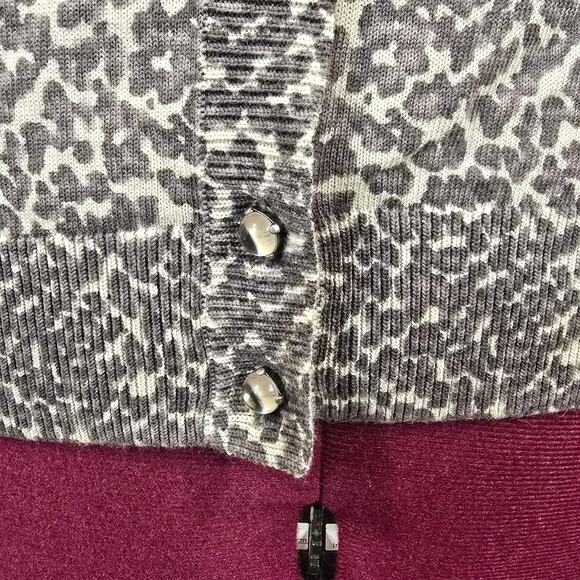 Women's Talbots Gray Cheetah Print 3/4 Sleeve Knit Cardigan | Size Large - Picture 6 of 10